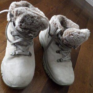 Sketchers Booties Women's Size 7US 4UK Winter Wear Waterproof Suede Faux Fir